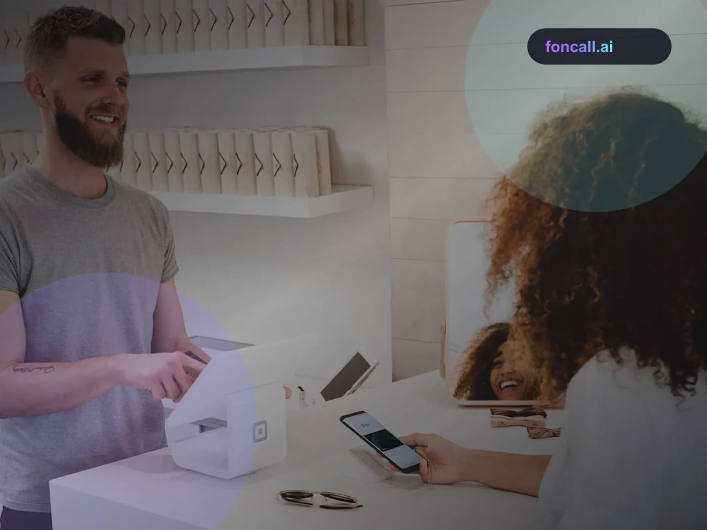 KI-Chatbot für Online-Shop: Online-Shop Service Arbeitsplatz mit Laptop, Paket und Chat-Anfragen