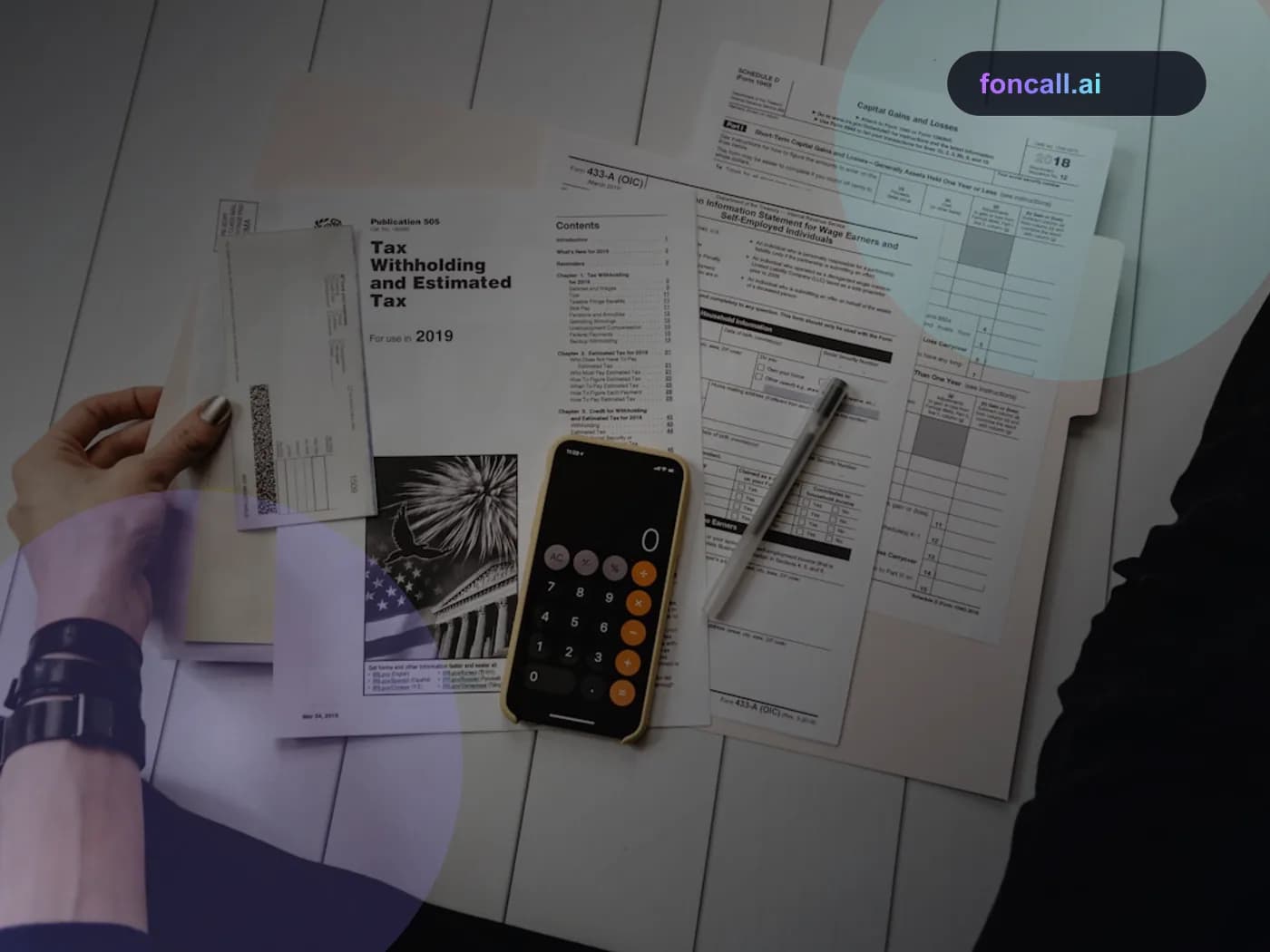 KI-Telefonassistent für Finanzverwaltung: Finanzunterlagen, Laptop und Rechner auf einem Schreibtisch