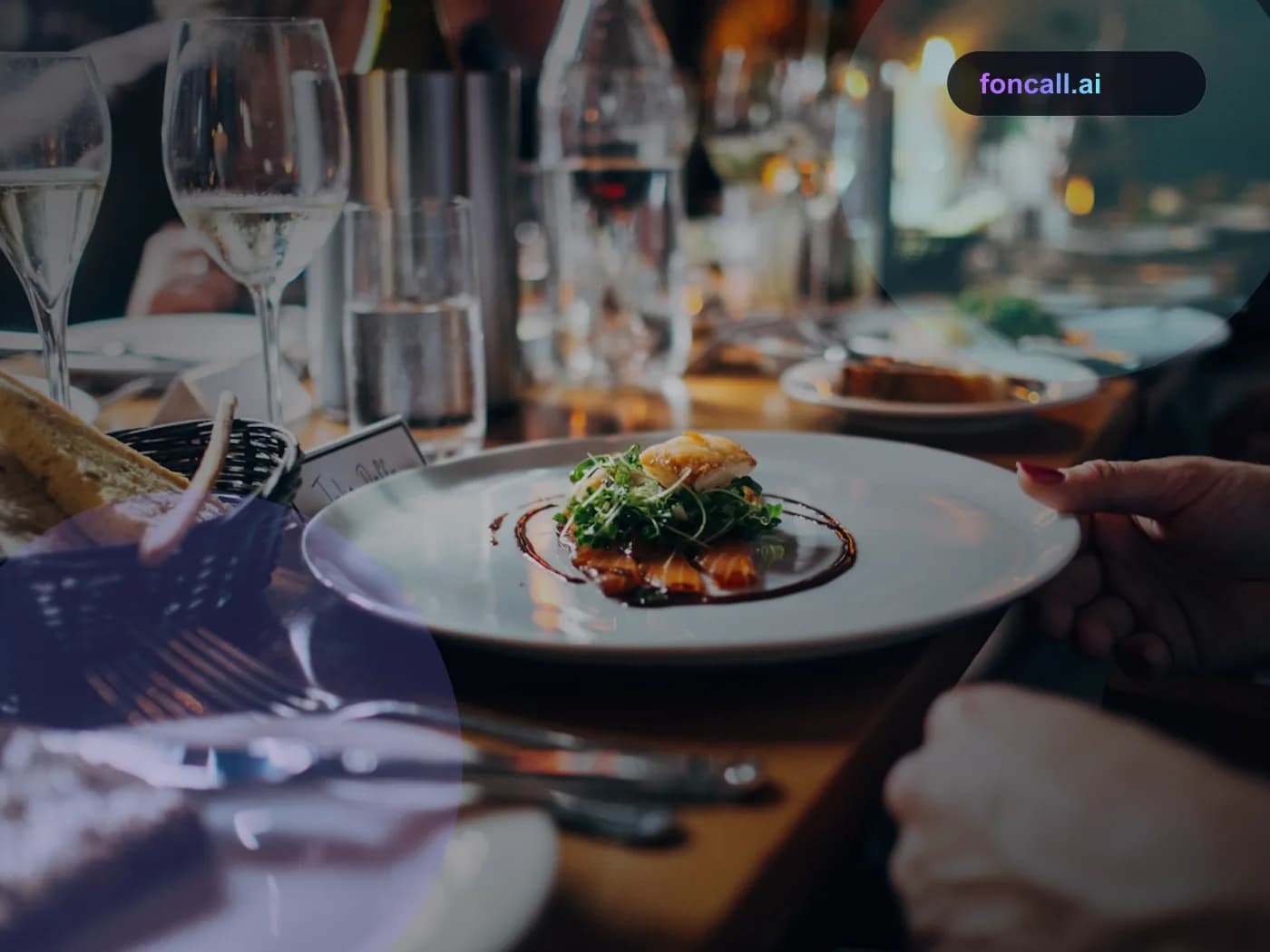 KI-Telefonassistent für Restaurant: Restaurant mit gedeckten Tischen